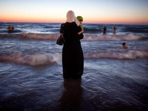 Woman and child at the sea (Image: Getty, used for illustrative purposes)