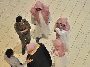 The Muttawa chat with an ordinary Saudi policeman. Picture courtesy of Layla, Images of Saudi.
