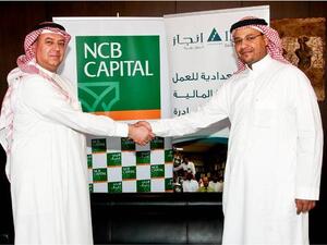 نائل سمير فايز، الرئيس التنفيذي لإنجاز السعودية وجودت الحلبي، الرئيس التنفيذي لشركة الأهلي كابيتال بعد توقيع الإتفاقية