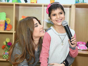 Sweet cancer patient Noor meets her idol Nancy Ajram in Amman. (Image: Facebook)