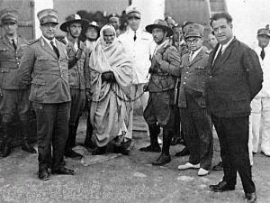 Libyan hero Omar Mukhtar when he was arrested by Italian forces. (Image courtesy of "firetown.com")