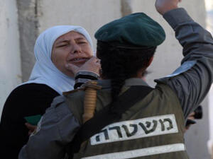جندية اسرائيلية تمنع سيدة فلسطينية من العبور للقدس