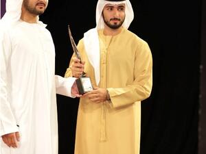 الشيخ محمد بن راشد آل مكتوم يكرم أحد داعمي الفنون