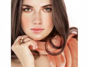 الظِّلال الزهريَّة والبيج، حيث إنَّ حيل المكياج البسيطة قادرة على إبعاد الأنظار عن الهالات السَّوداء الموجودة أسفل عينيك