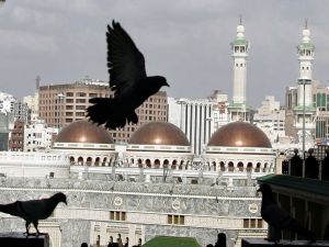 Prayer time in Saudi Arabia means that all commercial activity comes to a halt 5 times a day.  Many have questioned whether this
'break' system should be tweaked or overhauled, not to abandon prayer but still to support it without shutting down shop.