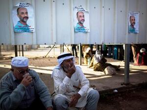 Live from Gaza: The release as it happens: Apparently two female Palestinian prisoners including Amna Muneh 
refused to enter Gaza.