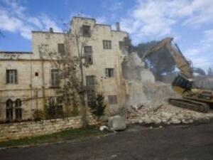 جرافة اسرائيلية تهدم الفندق