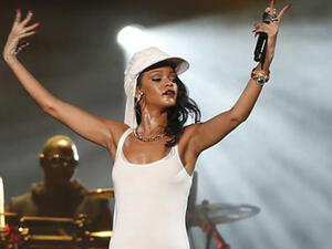 Rihanna shined bright like a Diamond on the Abu Dhabi stage! (Image courtesy of www.emirates247.com)