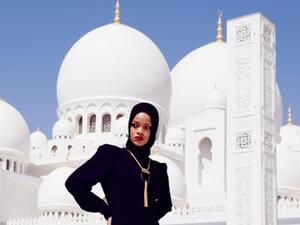 Rihanna has shocked her fans by posting a series of photographs of her wearing a hijab and posing at an Abu Dhabi mosque. (Image via Instagram)