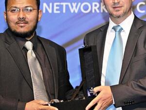 Samir Abdullah from du TSRM team receiving the award