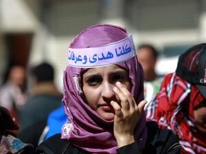 A Yemeni girl takes part in a gathering in support with Saudi young woman Huda al-Niran outside the courthouse during her trial on November 24, 2013 in the capital Sanaa. (AFP)
