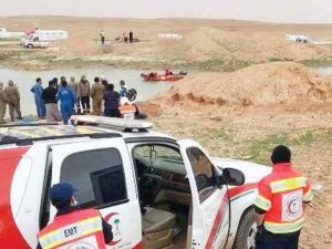 Divers search for bodies of two of the six women who drowned in a pond near Riyadh. (Sabq photo)