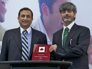 Walid Kamal, Senior Vice President, Technology Security & Risk Management Technology at du, receiving the award