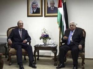 الرئيس الفلسطيني محمود عباس (يمين) مستقبلا المبعوث الاميركي الخاص الى الشرق الاوسط جورج ميتشل في رام الله 
