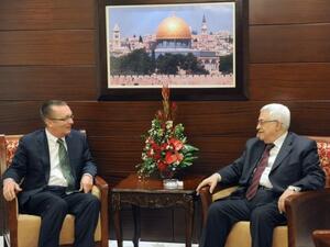 عباس (يمين) خلال لقائه الموفد الاميركي جيفري فيلتمان في رام الله الاثنين