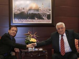 عباس يلتقي رئيس حزب العمل الاسرائيلي الجديد برام الله 
