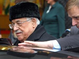 الرئيس محمود عباس عند وصوله الى البرلمان الليتواني في فيلنيوس 
