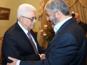 الرئيس الفلسطيني محمود عباس (يسار) ورئيس المكتب السياسي لحركة حماس خالد مشعل في القاهرة
