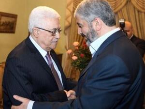 الرئيس الفلسطيني محمود عباس (يسار) ورئيس المكتب السياسي لحركة حماس خالد مشعل في القاهرة
