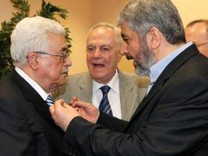الرئيس عباس (يسار) والقيادي في حماس خالد مشعل في القاهرة
