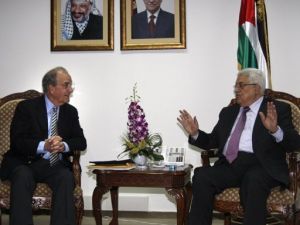 لرئيس الفلسطيني محمود عباس (يمين) مستقبلا المبعوث الاميركي الخاص الى الشرق الاوسط جورج ميتشل في رام الله

