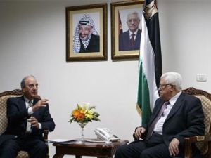 لرئيس الفلسطيني محمود عباس (الى اليمين) خلال اجتماعه مع جورج ميتشل مبعوث السلام الامريكي الى الشرق الاوسط في رام الله يوم السبت

