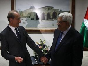 عباس يمنح رئيس بلدية باريس مواطنة الشرف الفلسطينية
