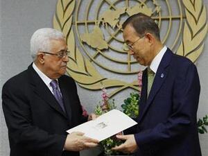 الرئيس الفلسطيني محمود عباس ( الى اليسار) يقدم الى الامين العام للامم المتحدة بان كي مون يوم الجمعة طلب الحصول على العضوية الكاملة لدولة فلسطينية في الامم المتحدة
