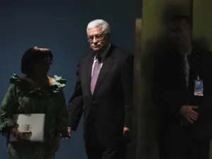 عباس لدى وصوله الى مقر الجمعية العامة قبيل القائه كلمته