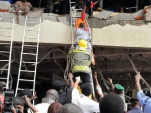 فرق الانقاذ تجلي الجرحى من مبنى الامم المتحدة في ابوجا، نيجيريا  