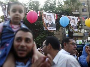 أعضاء في الاخوان المسلمين وانصار الرئيس المعزول محمد مرسي يحتفلون بالعيد بمركز اعتصامهم في ميدان رابعة العدوية بالقاهرة