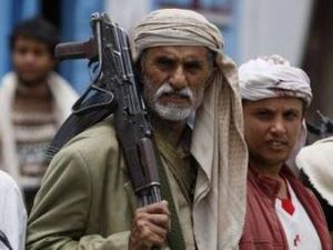 مقاتلون من اتباع الشيخ الاحمر يحرسون احد الشوارع القريبة من منزله في صنعاء