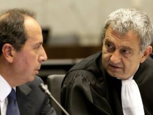 المحامي اللبناني اكرم عازوري (يمين) الى جانب موكله المدير العام السابق للامن العام اللبناني جميل السيد خلال جلسة للمحكمة الخاصة بلبنان فرب لاهاي
