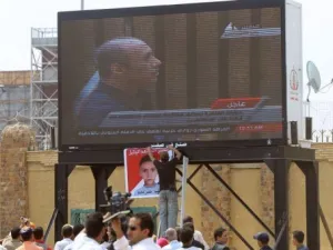
مصريون يتابعون محاكمة العادلي على شاشة عملاقة امام المحكمة الجنائية في القاهرة الاحد