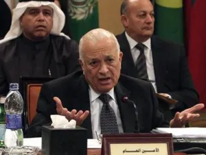 نبيل العربي الامين العام لجامعة الدول العربية يتحدث اثناء مناقشة الاوضاع في سوريا بمقر الجامعة في القاهرة