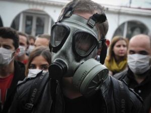 تظاهرة امام السفارة الالبانية في بريشتينا ضد مشروع لتدمير الترسانة الكيميائية السورية في البانيا
