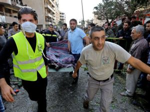 مسعفون ينقلون ناحد المصابين في الاعتداء