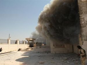 عناصر من الجيش السوري الحر يتعرضوت لهجوم من القوات الموالية للرئيس السوري بشار الاسد في بلدة في حلب يوم الاحد
