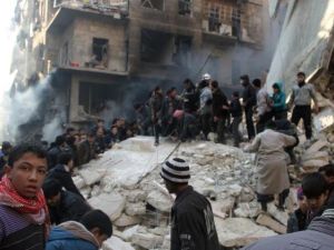 بحث عن الناجين اثر احدى الغارات على حلب
