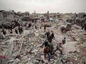 Syrians search for survivors and bodies amid the rubble of buildings in the Tariq al-Bab district of the northern city of Aleppo (Photo: AFP PHOTO/PABLO TOSCO) 