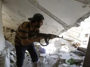 مقاتل من الجيش السوري الحر في حي صلاح الدين في حلب