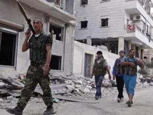 عناصر من الجيش السوري الحر المنشق في مدينة حلب 