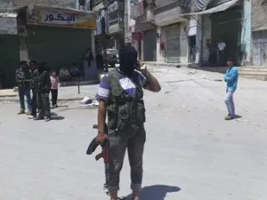 مقاتل ملثم من المعارضة في حلب