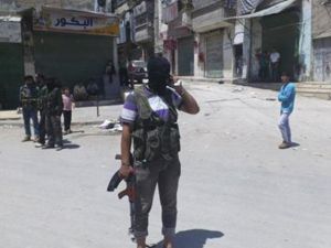 عناصر من الجيش السوري الحر المنشق تجوب منطقة في محافظة حلب السورية 
