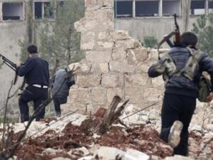 مقاتلون من الجيش السوري الحر أثناء اشتباكات في قرية بحلب
