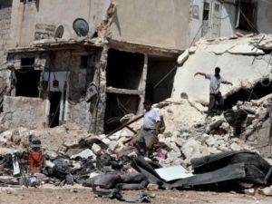 مدنيون يبحثون بين ركام منازلهم التي دمرت في قصف على حلب
