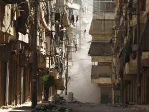 دخان يتصاعد بعد قصف من القوات الحكومية لحي صلاح الدين في حلب