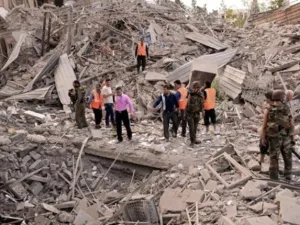 عمال انقاذ في موقع احد التفجيرات في حلب
