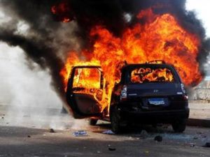 سيارة تابعة لاحد انصار الرئيس المصري محمد مرسي تحترق في الاسكندرية

