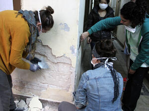 Volunteers work in Behna apartment (Photo: Rowan El Shimi)
